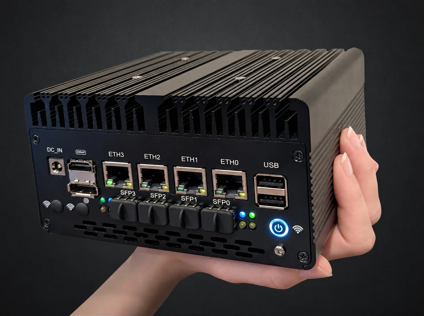 NetCollab Pro tenuto in una mano, con il telaio, quattro porte Ethernet e quattro porte SFP+ visibili