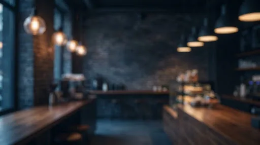 Warm beleuchteter Innenraum eines Cafés